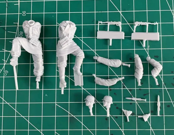 1/35 WWII German Infantry Conferring with Rifles, 2 Figures, Resin Model Figure Kit, Unassembled and Unpainted