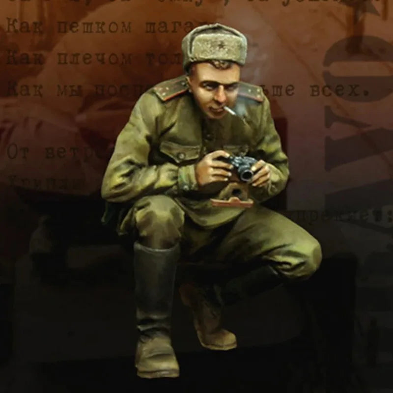 1/35 WWII Soviet Soldier Crouching with Rifle, Resin Model Figure Kit, Unassembled and Unpainted