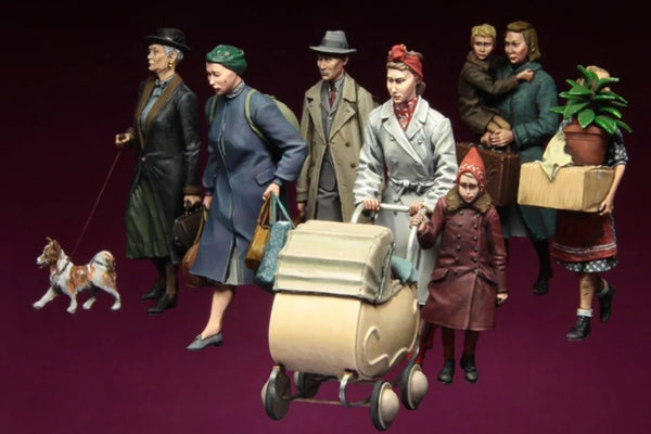 1/35 WWII European Civilians, 9 Figures, Resin Model Figure Kit, Unassembled and Unpainted