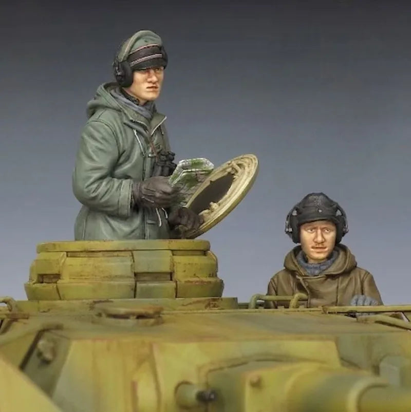 1/35 WWII German Tank Crew Consulting Map, 2 Figures, Resin Model Figure Kit, Unassembled and Unpainted