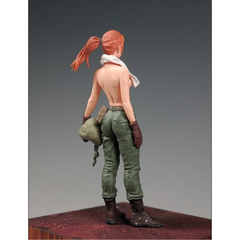1/20 Modern Female Soldier Carrying Helmets, Resin Model Figure Kit, Unassembled and Unpainted