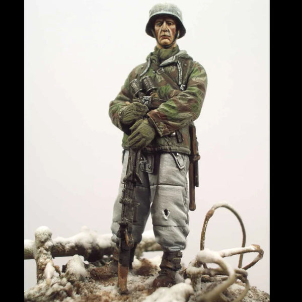1/35 WWII German Infantry with MP40 Alert Stance, Resin Model Figure Kit, Unassembled and Unpainted