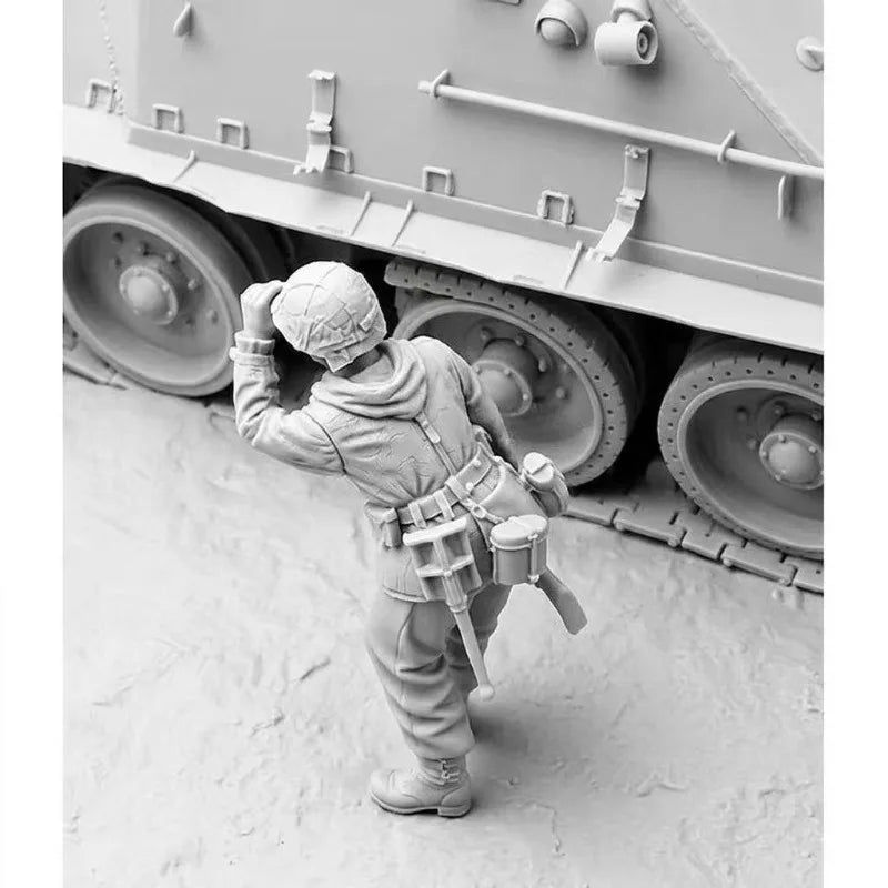 1/35 WWII German Soldier Signaling at Tank Hatch, Resin Model Figure Kit, Unassembled and Unpainted