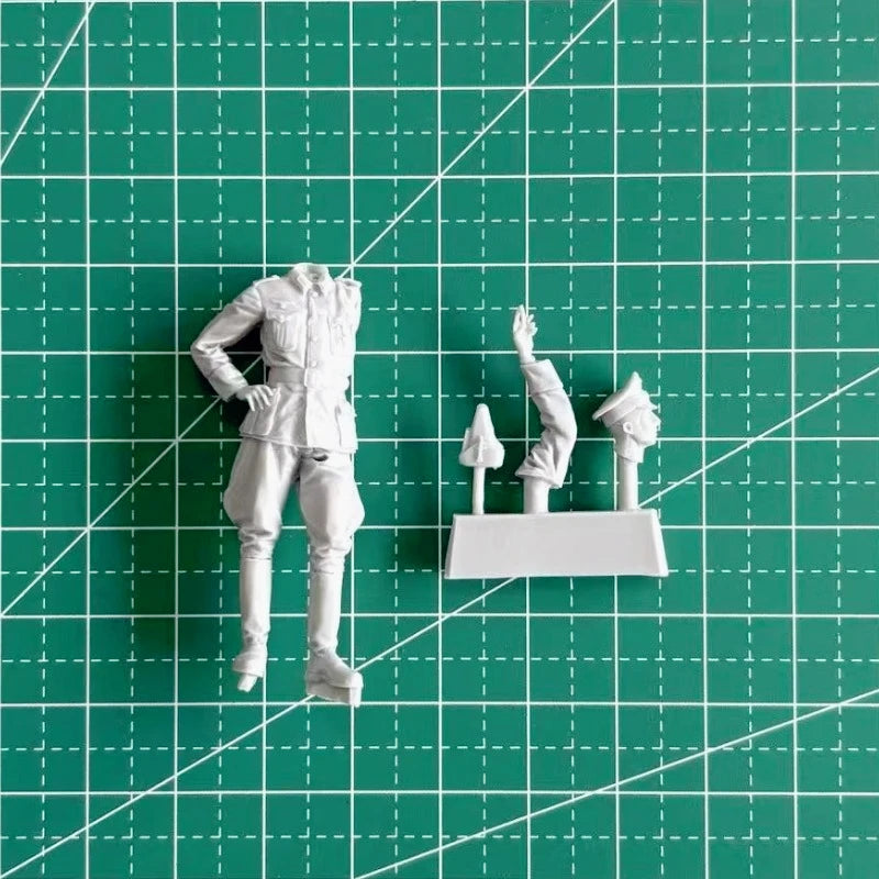 1/35 WWII German Officer Surveying, Resin Model Figure Kit, Unassembled and Unpainted