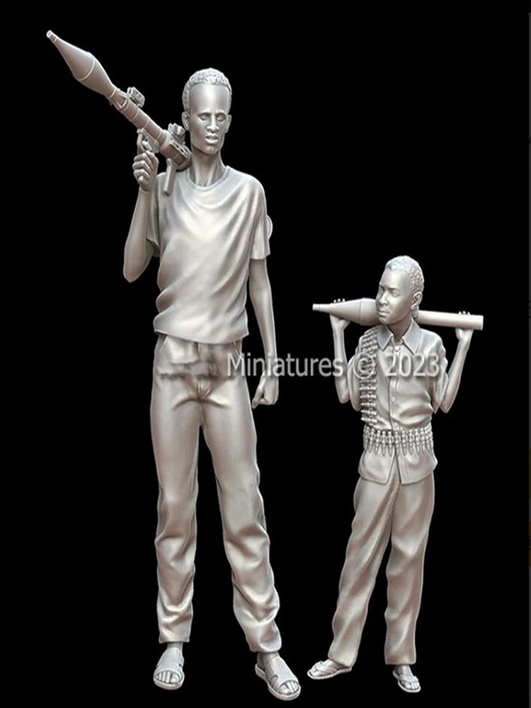 1/35 Modern Soldier with Young Fighter, 2 Figures, Resin Model Figure Kit, Unassembled and Unpainted