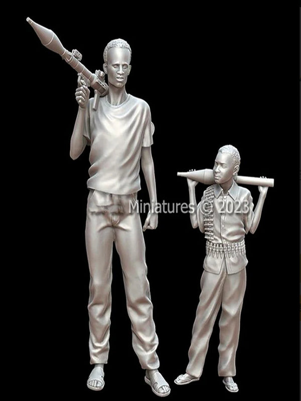 1/35 Modern Soldier with Young Fighter, 2 Figures, Resin Model Figure Kit, Unassembled and Unpainted