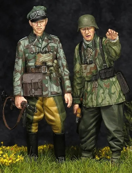 1/35 WWII German Panzer Officer with Goggles, 2 Figures, Resin Model Figure Kit, Unassembled and Unpainted