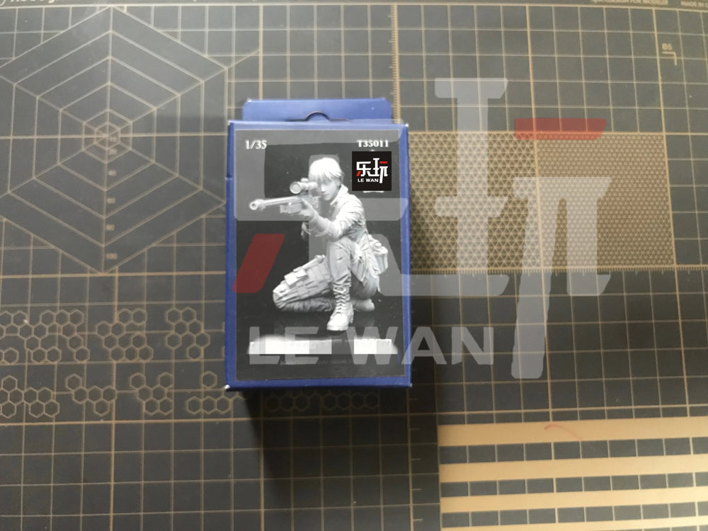1/35 Modern Tactical Operator Aiming Scoped Rifle, Resin Model Figure Kit, Unassembled and Unpainted
