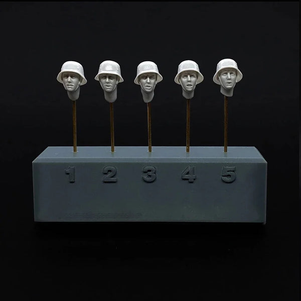1/35 WWII German Infantry with Stahlhelm, 5 Figures, Resin Model Figure Kit, Unassembled and Unpainted