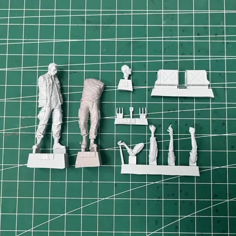 1/35 Vietnam War US Army Refueling Crew, 2 Figures, Resin Model Figure Kit, Unassembled and Unpainted