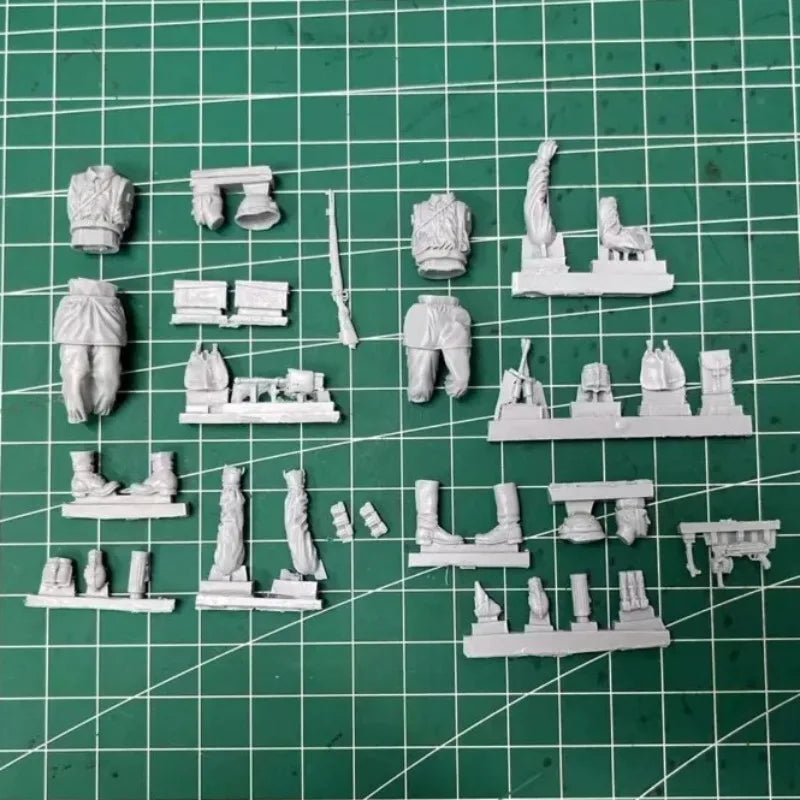 1/35 WWII Destroyed Urban District Ruins, 2 Figures, Resin Model Figure Kit, Unassembled and Unpainted