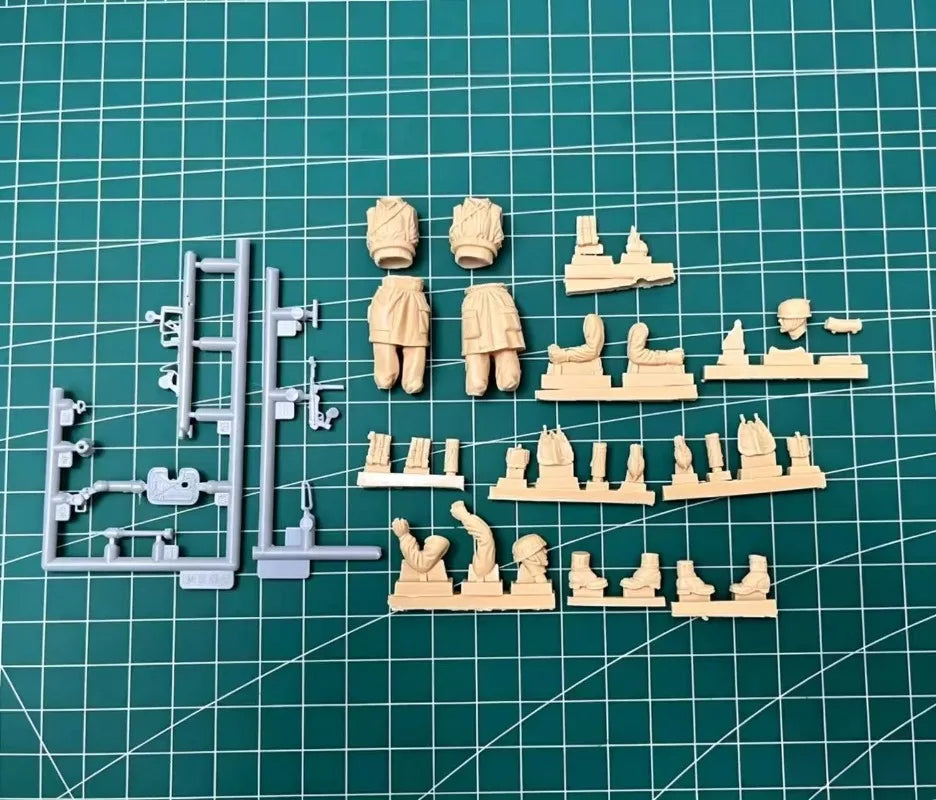 1/35 WWII Airborne Soldiers at Rest, 2 Figures, Resin Model Figure Kit, Unassembled and Unpainted