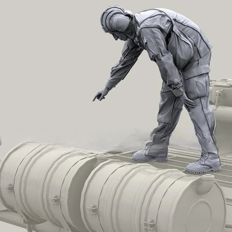 1/35 Modern Russian Artilleryman Operating Howitzer, Resin Model Figure Kit, Unassembled and Unpainted
