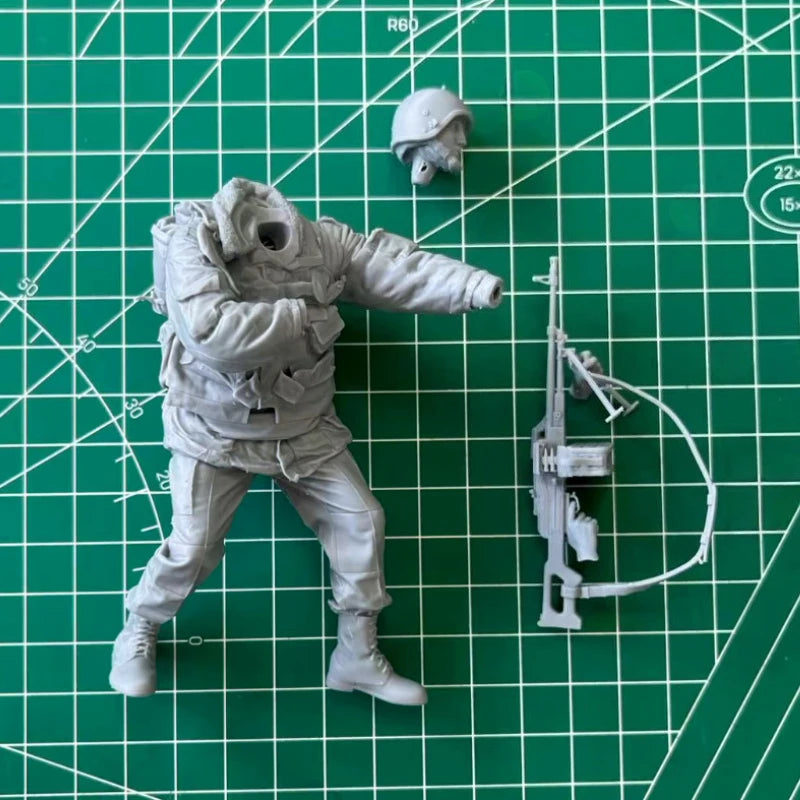1/16 Modern Russian Soldier Advancing in Tactical Gear, Resin Model Figure Kit, Unassembled and Unpainted