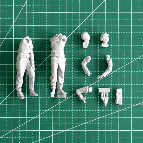 1/35 WWII German Tank Crew with Radio Operator, 2 Figures, Resin Model Figure Kit, Unassembled and Unpainted