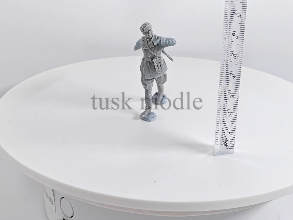 1/35 WWII Russian Infantry Charging Forward, Resin Model Figure Kit, Unassembled and Unpainted