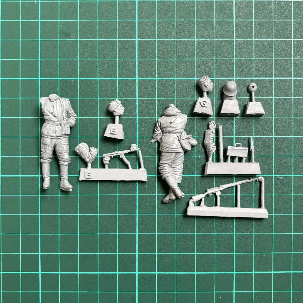 1/35 WWII Soviet Infantry Attacking with Rifles, 2 Figures, Resin Model Figure Kit, Unassembled and Unpainted