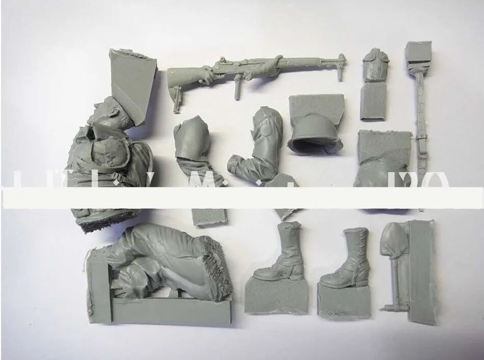 1/16 WWII German Infantry with MP40 Submachine Gun, Resin Model Figure Kit, Unassembled and Unpainted