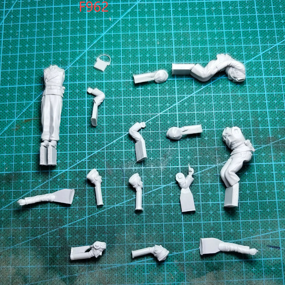 1/35 WWII German Panzer IV with Crew, 4 Figures, Resin Model Figure Kit, Unassembled and Unpainted