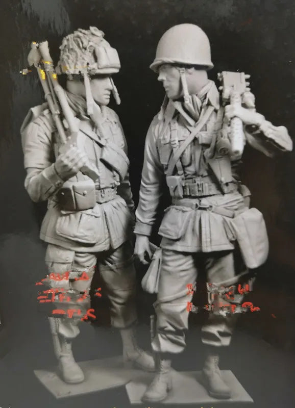 1/16 WWII German Infantry Attacking with Bayonet, 2 Figures, Resin Model Figure Kit, Unassembled and Unpainted