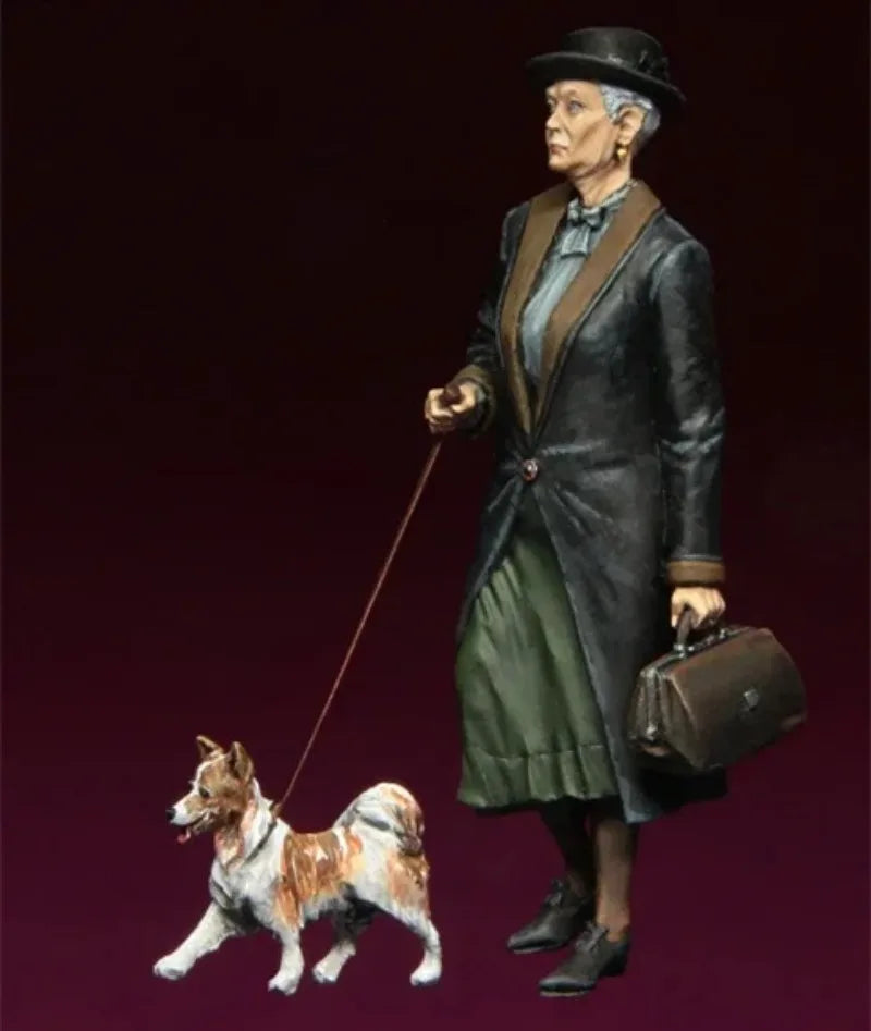 1/35 Elderly Lady with Dog, Resin Model Figure Kit, Historical Theme, Unassembled and Unpainted