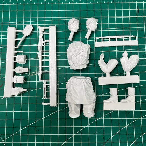 1/16 WWII German Rifleman Standing Ready, Resin Model Figure Kit, Unassembled and Unpainted