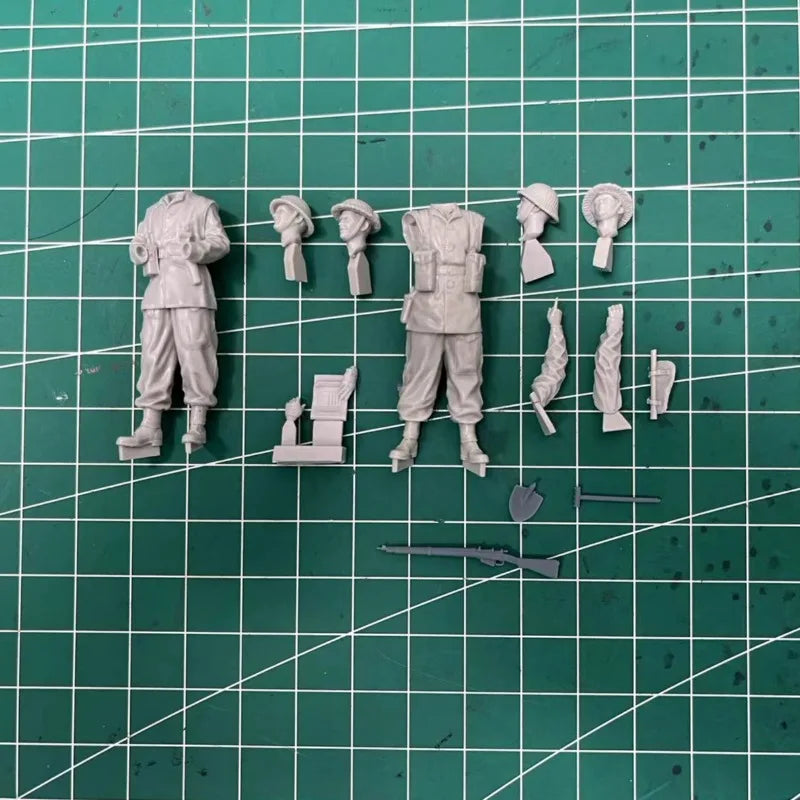 1/35 WWII British NCO Directing Sten Gunner, 2 Figures, Resin Model Figure Kit, Unassembled and Unpainted