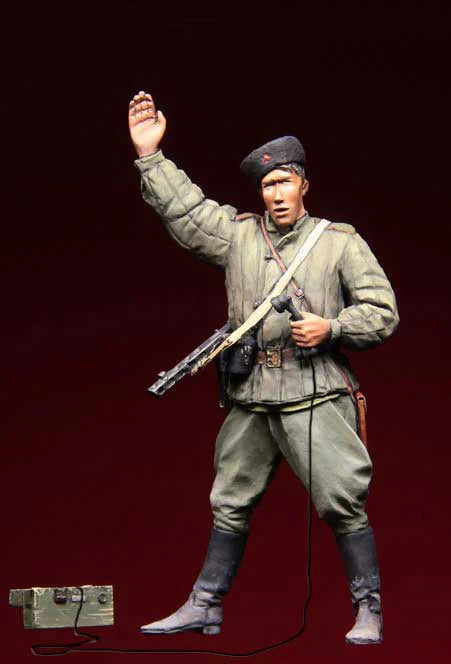 1/35 WWII Soviet Red Army Soldier with Raised Fist, Resin Model Figure Kit, Unassembled and Unpainted