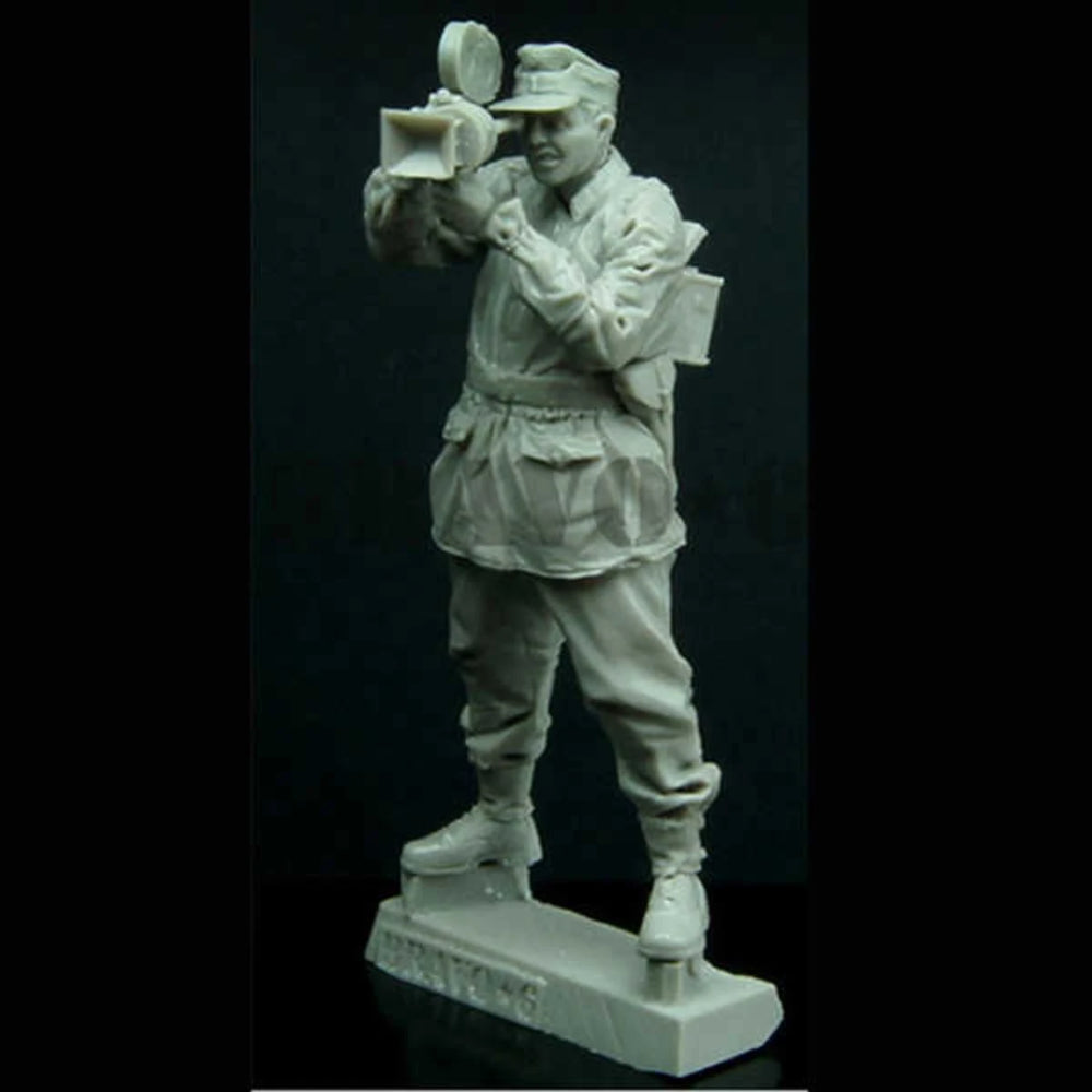 1/35 WWII German Infantry Observer with Binoculars, Resin Model Figure Kit, Unassembled and Unpainted