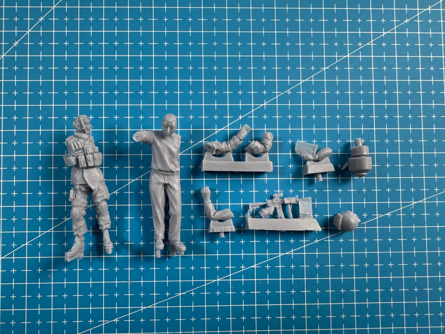 Modern US Soldier and Civilian Interaction 1/35 Resin Figure Set - resin model view 2