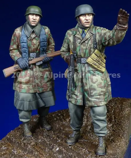 1/35 WWII German Infantry Signaling with Rifleman, 2 Figures, Resin Model Figure Kit, Unassembled and Unpainted