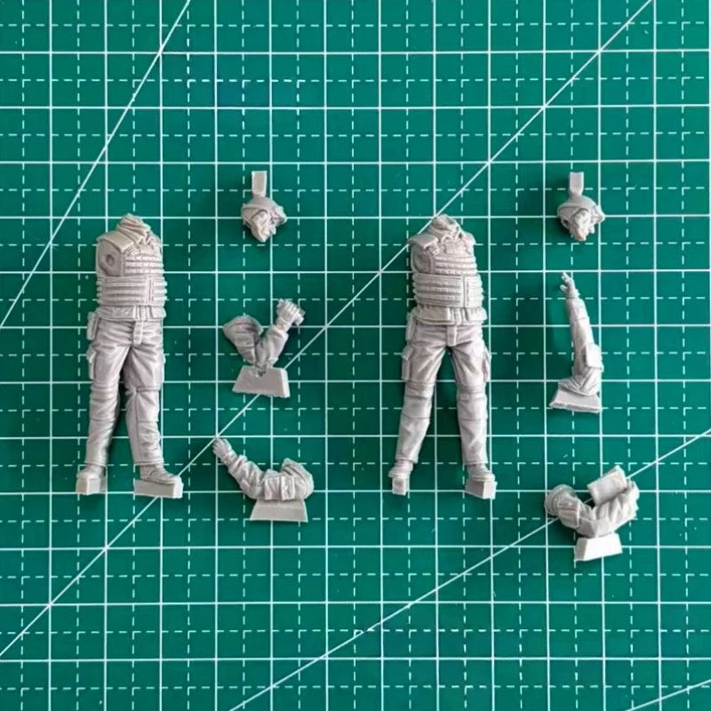 1/35 Modern French Tank Crew, 2 Figures, Resin Model Figure Kit, Unassembled and Unpainted