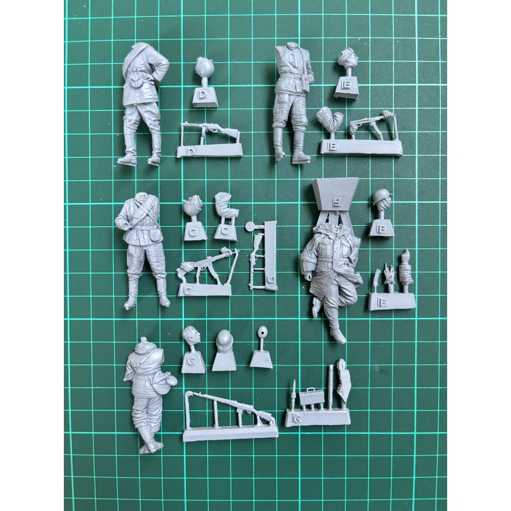 1/35 WWII Soviet Infantry with Casualties, 5 Figures, Resin Model Figure Kit, Unassembled and Unpainted