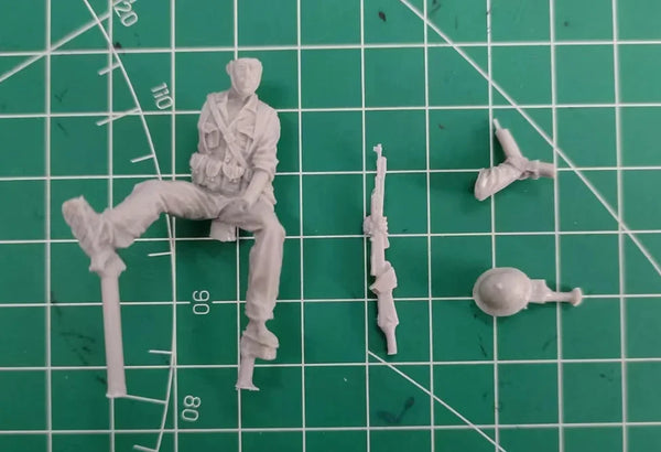 1/35 Vietnam War US Soldier Seated with Pith Helmet, Resin Model Figure Kit, Unassembled and Unpainted