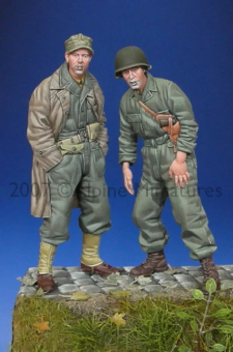 1/35 WWII American Tank Crew Standing, 2 Figures, Resin Model Figure Kit, Unassembled and Unpainted