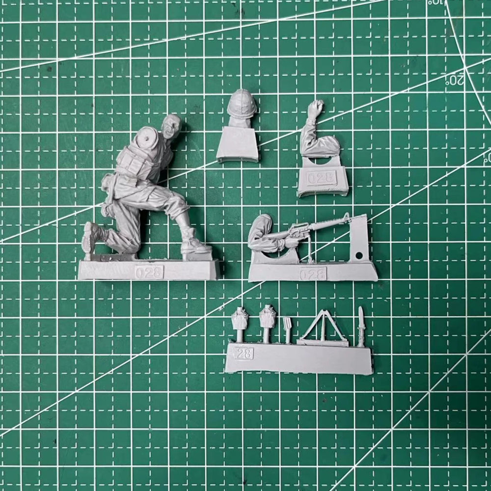 1/35 Vietnam War US Soldier Firing Rifle with Bipod, Resin Model Figure Kit, Unassembled and Unpainted