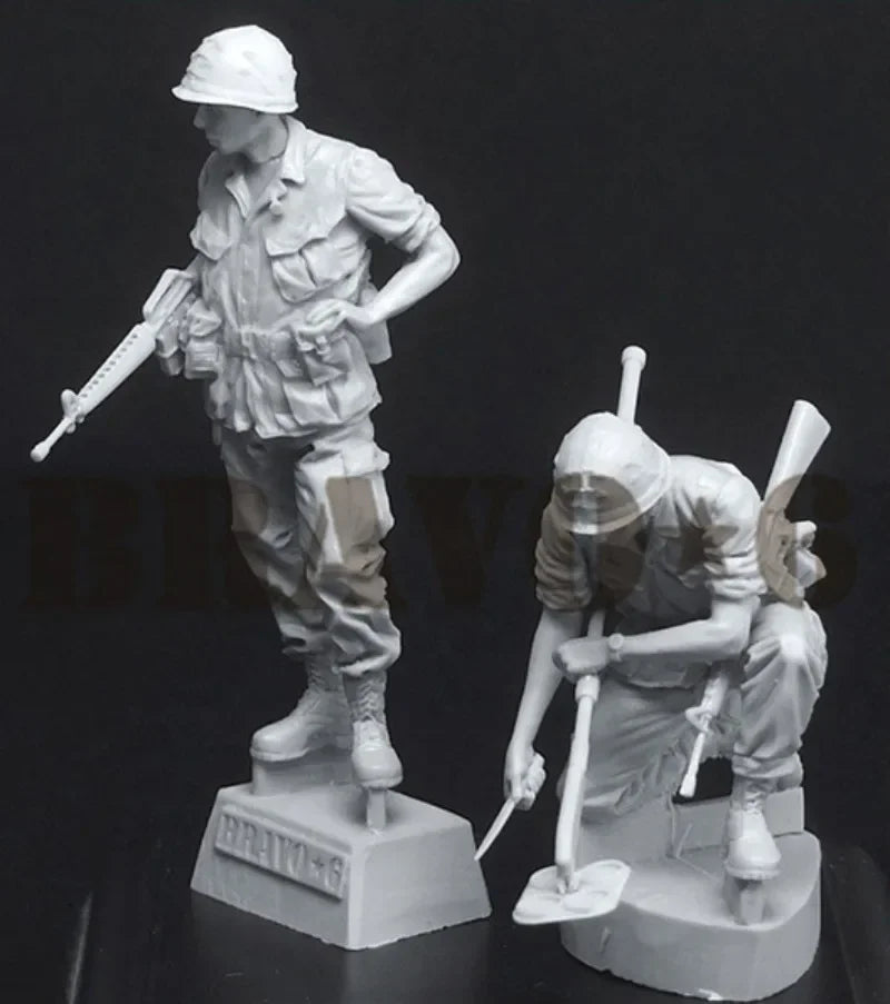1/35 WWII US Army Mine Detector Team, 2 Figures, Resin Model Figure Kit, Unassembled and Unpainted