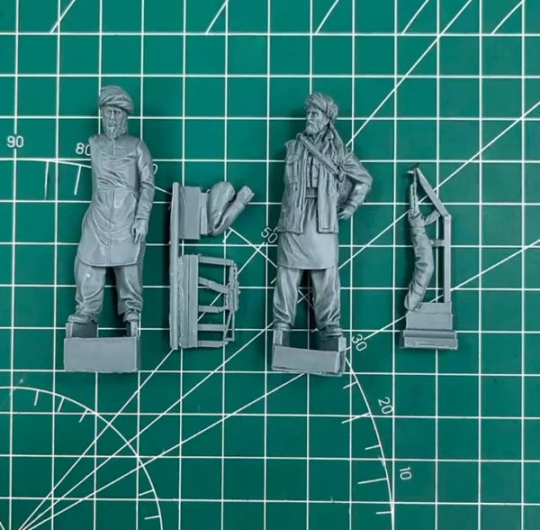 1/35 WWII Soviet Tank Crew with Telnyashka, 2 Figures, Resin Model Figure Kit, Unassembled and Unpainted
