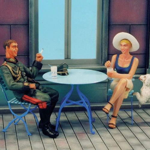 1/35 Modern Military Officer Meeting Woman at Café, 2 Figures, Resin Model Figure Kit, Unassembled and Unpainted