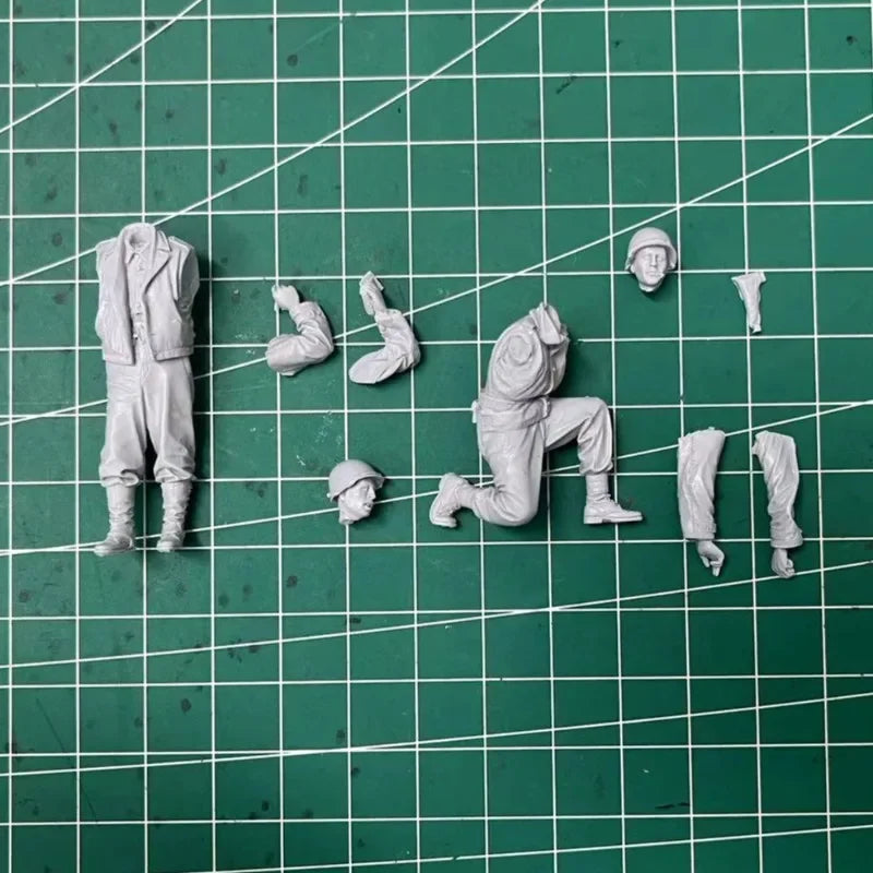 1/35 WWII US Soldier Reading Map with Crawling Rifleman, 2 Figures, Resin Model Figure Kit, Unassembled and Unpainted