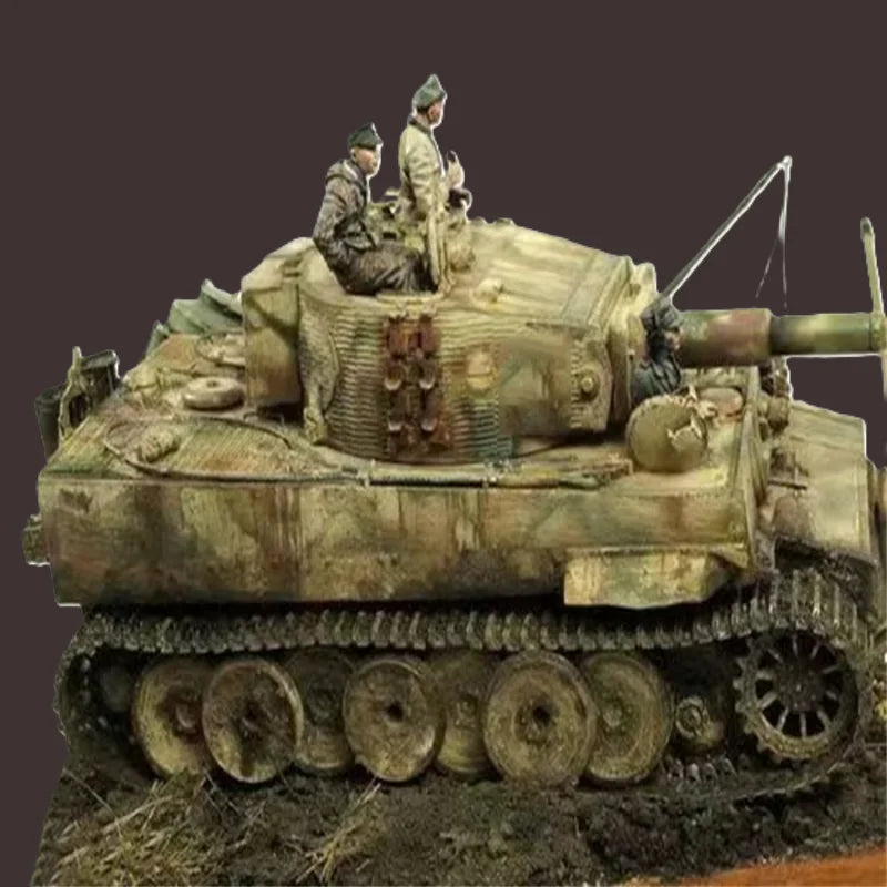 1/35 WWII German Panzer Commander and Gunner, 3 Figures, Resin Model Figure Kit, Unassembled and Unpainted