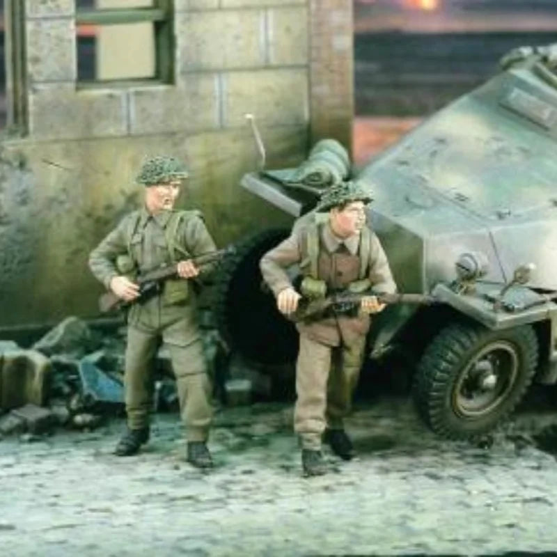 1/35 WWII British Soldiers in Battle, 2 Figures, Resin Model Figure Kit, Unassembled and Unpainted