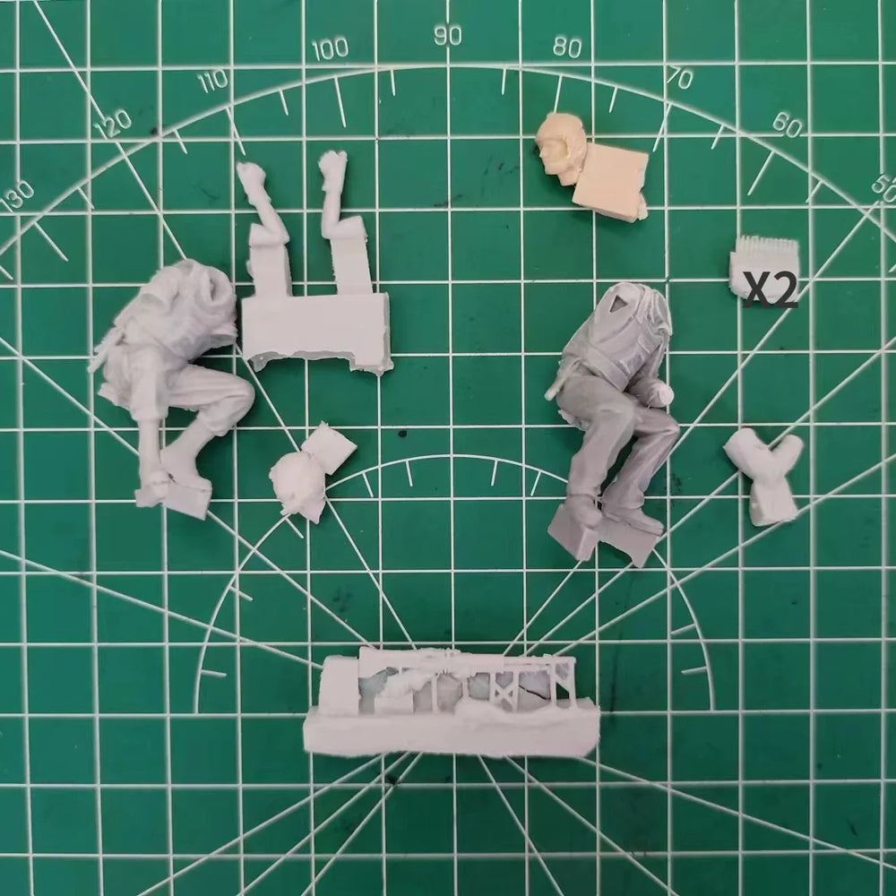1/35 Vietnam War US Helicopter Crew, 2 Figures, Resin Model Figure Kit, Unassembled and Unpainted