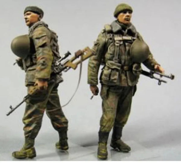 1/35 WWII Infantry with Rifles, 2 Figures, Resin Model Figure Kit, Unassembled and Unpainted