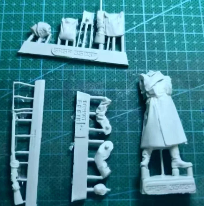1/35 WWI Russian Infantry in Papakha and Greatcoat, Resin Model Figure Kit, Unassembled and Unpainted