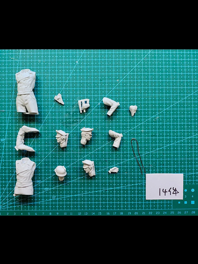 1/16 WWII German Wehrmacht Squad with Tank, 4 Figures, Resin Model Figure Kit, Unassembled and Unpainted