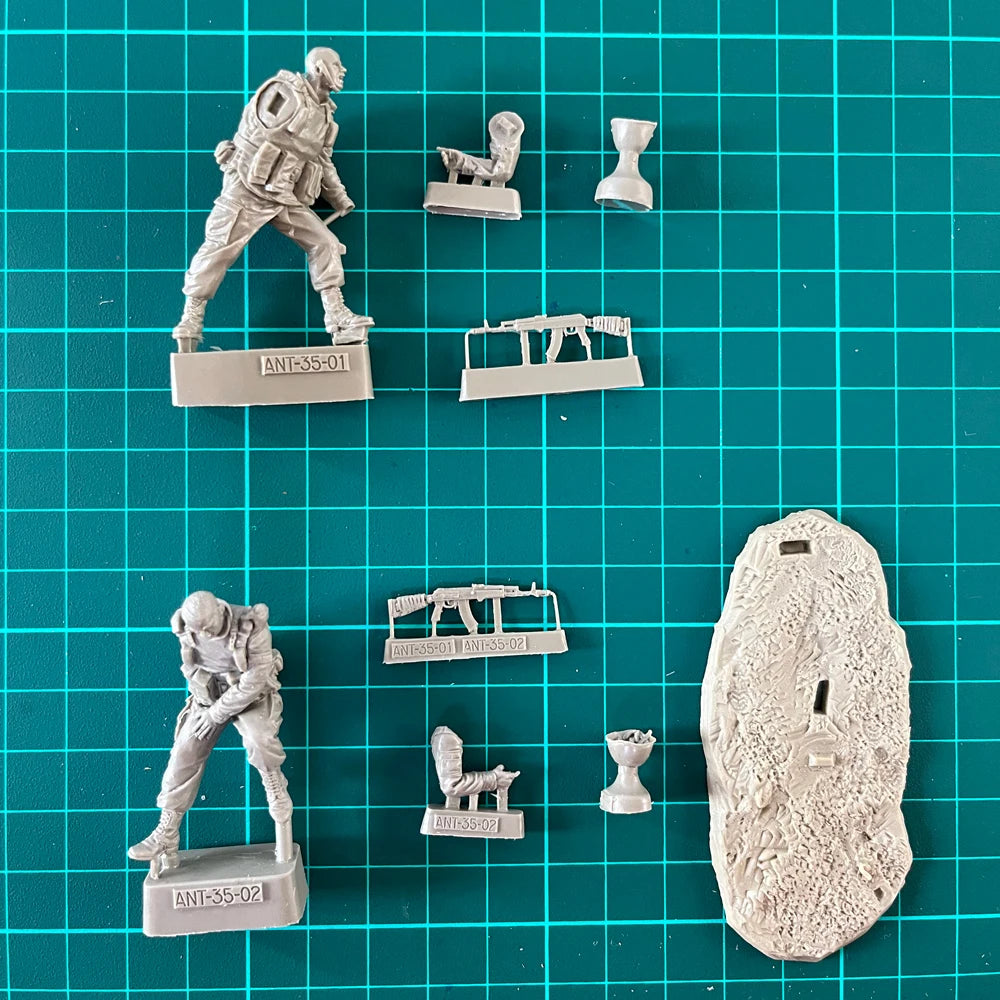 1/35 WWI British Infantry Desert Assault, 2 Figures, Resin Model Figure Kit, Unassembled and Unpainted