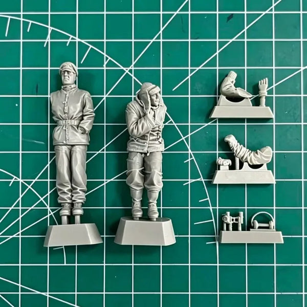 1/35 WWII German WWII Tank Crew, 2 Figures, Resin Model Figure Kit, Unassembled and Unpainted