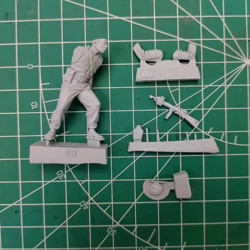 1/35 Vietnam War Civilian Soldier, Resin Model Figure Kit, Unassembled and Unpainted