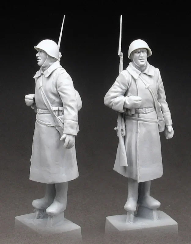 1/35 WWII Soviet Red Army Rifleman, 2 Figures, Resin Model Figure Kit, Unassembled and Unpainted